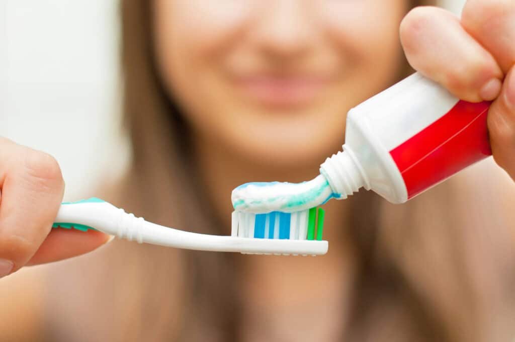 A escolha da pasta de dente nem sempre é fácil. Ainda mais quando no mercado há inúmeras opções, com as mais diversas possibilidades. Por esse motivo...